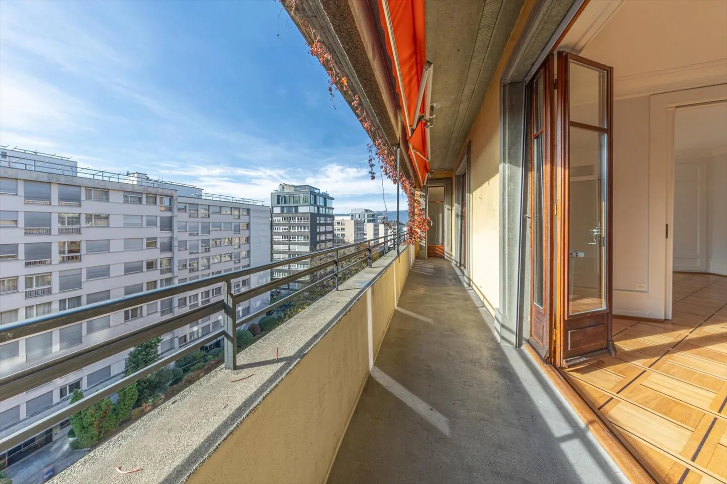 6-room apartment - Photo 1 of 9