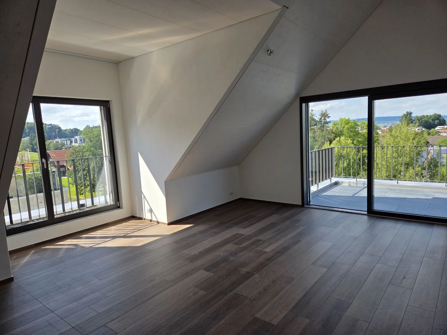 Penthouse apartment with stunning lake view in tax-friendly Pfäffikon - Photo 4 of 10