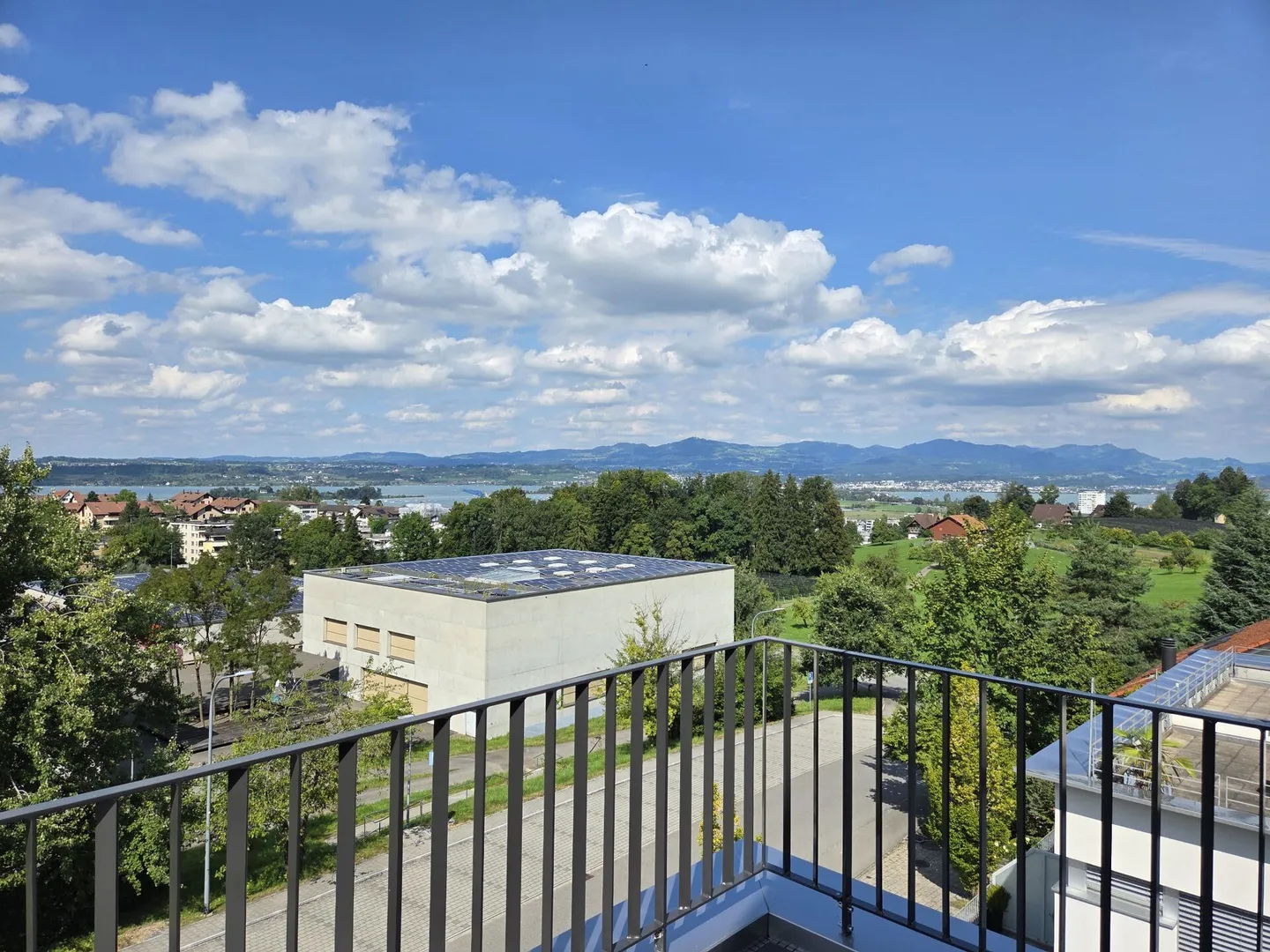Penthouse apartment with stunning lake view in tax-friendly Pfäffikon - Photo 2 of 10