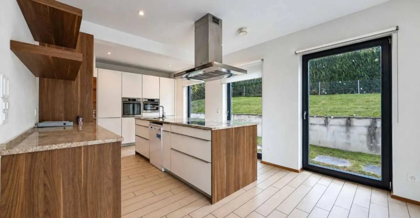 Stunning Family Home in Prangins - Photo 2 of 12