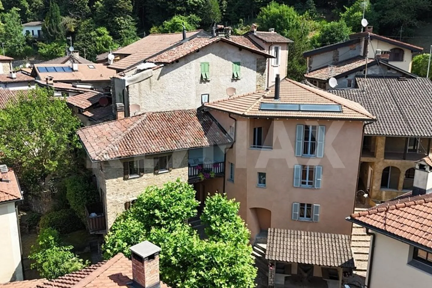 Single house for sale - Photo 1 of 13