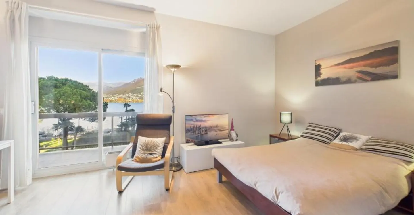 Paradiso: elegante 1.5 locali ristrutturato fronte lago, ideale anche come investimento - Foto 2 von 12