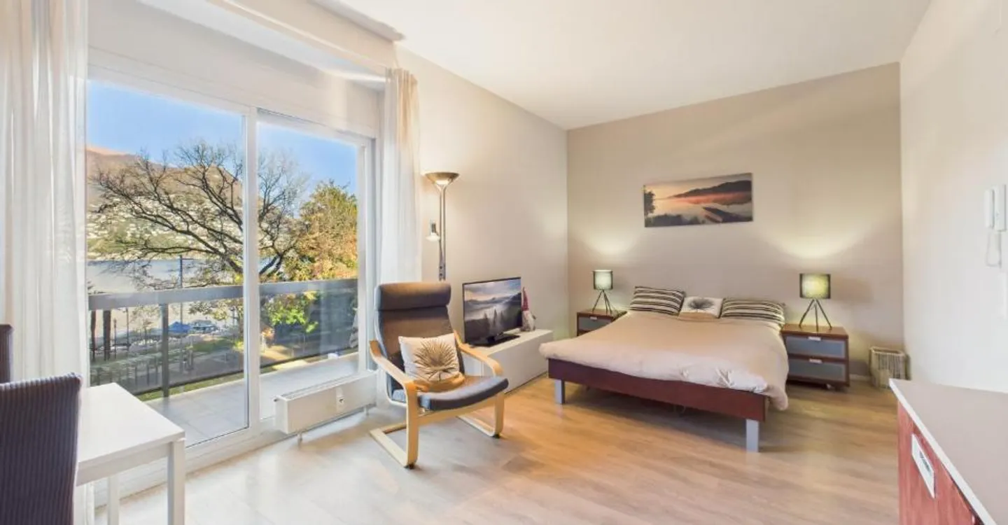 Paradiso: elegante 1.5 locali ristrutturato fronte lago, ideale anche come investimento - Foto 1 von 12