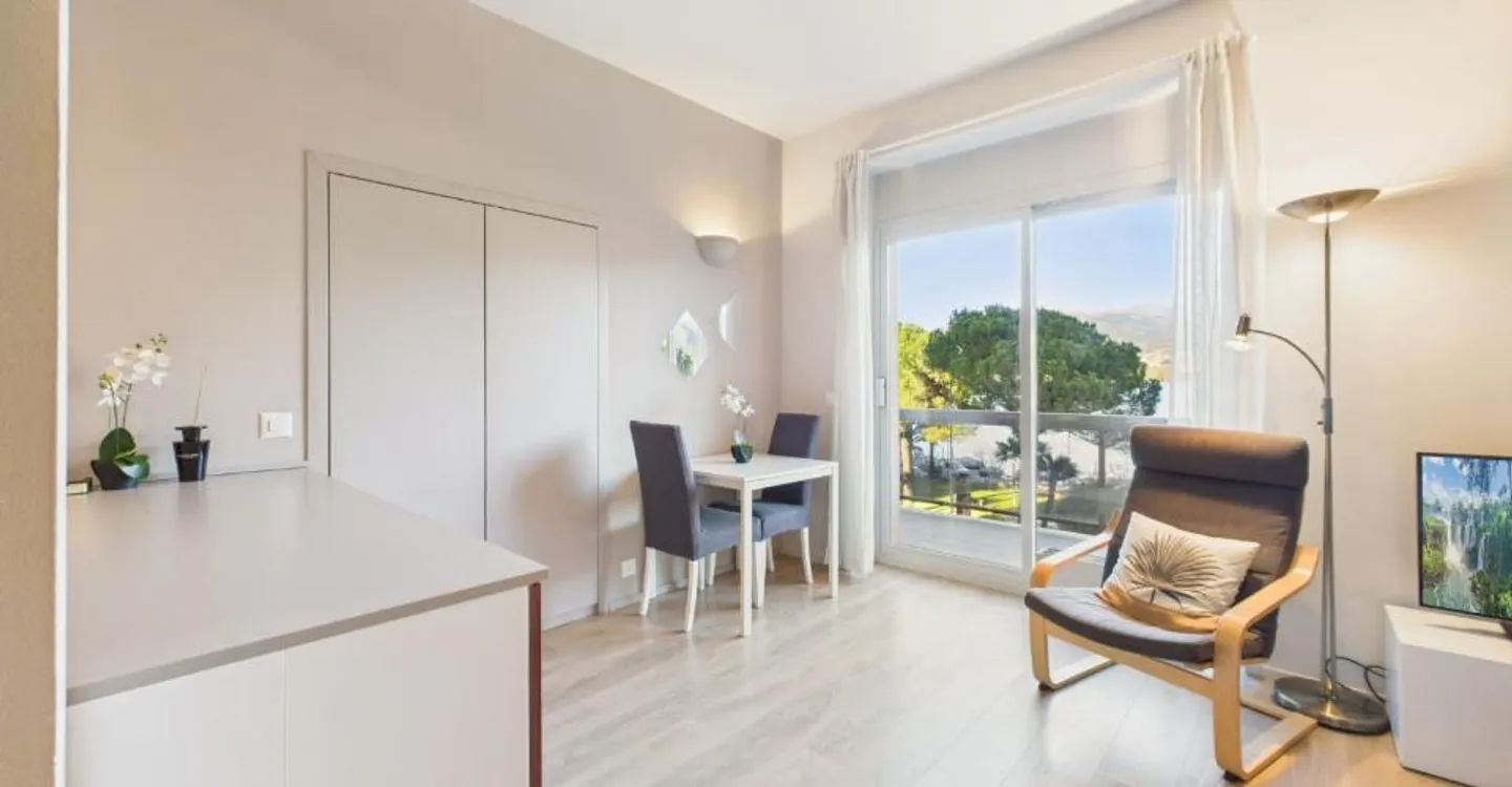 Paradiso: elegante 1.5 locali ristrutturato fronte lago, ideale anche come investimento - Foto 6 von 12