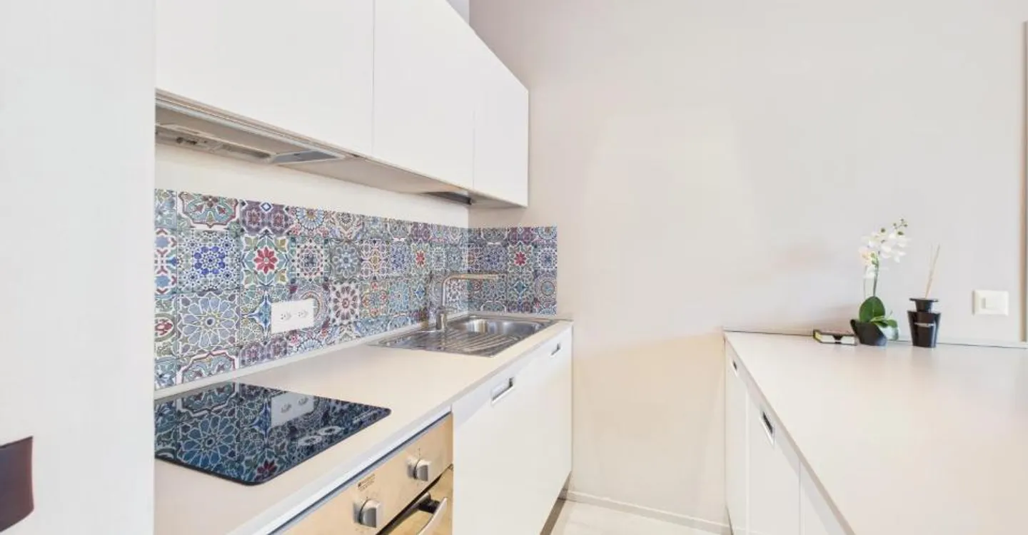Paradiso: elegante 1.5 locali ristrutturato fronte lago, ideale anche come investimento - Foto 8 von 12