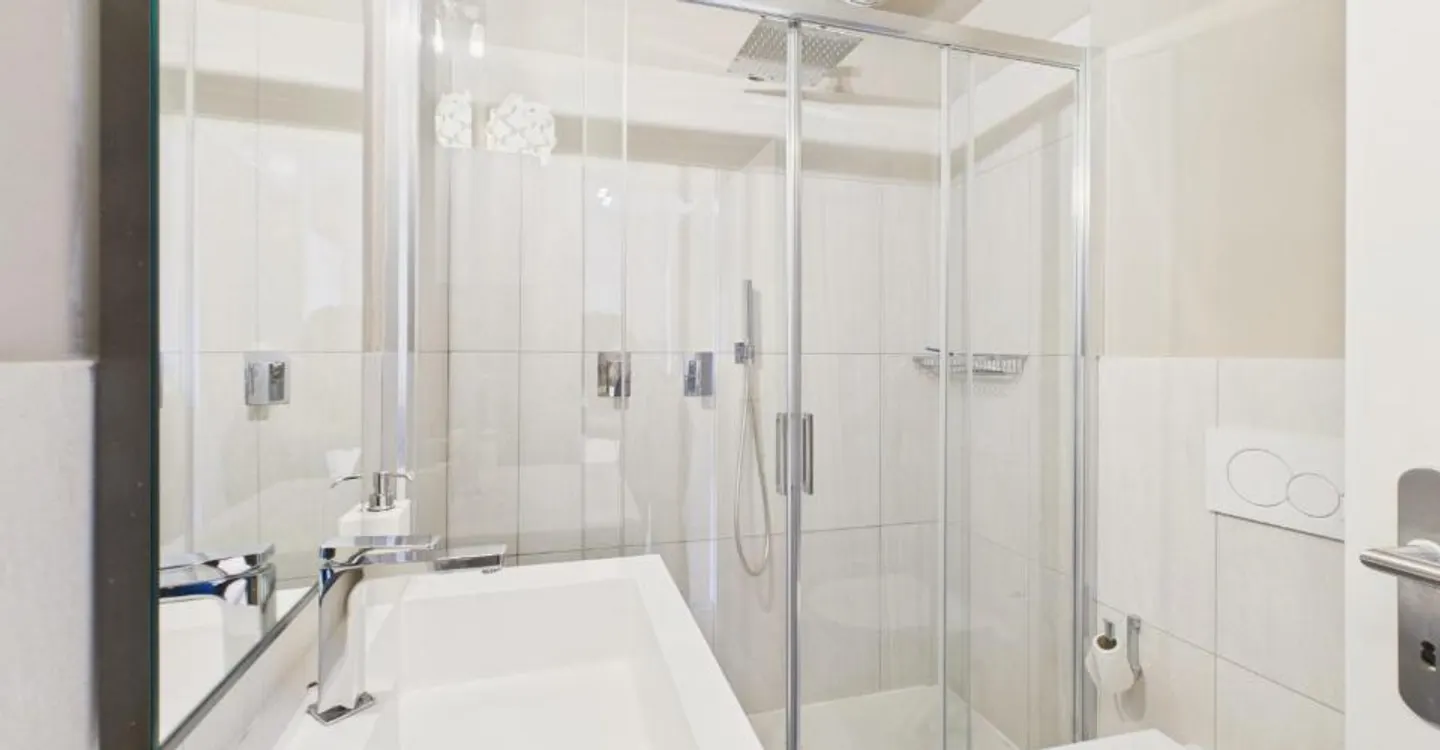 Paradiso: elegante 1.5 locali ristrutturato fronte lago, ideale anche come investimento - Foto 10 von 12