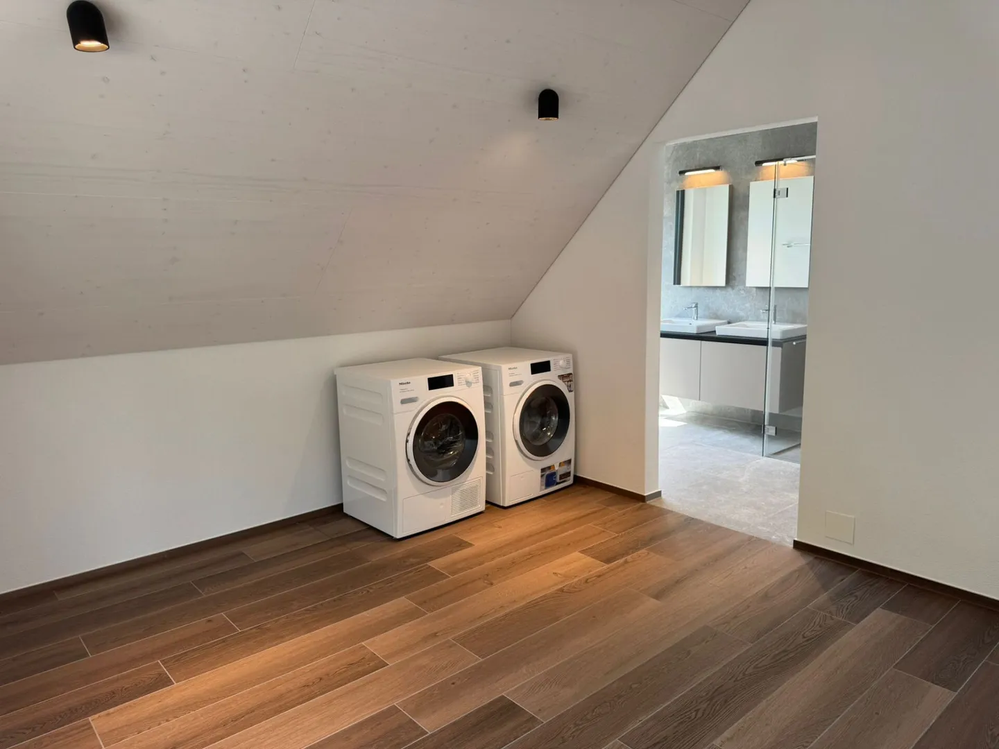 Penthouse apartment with stunning lake view in tax-friendly Pfäffikon - Photo 9 of 10