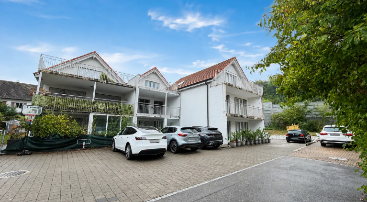 Newly built 6.5 room corner house with plenty of space, terraces, and excellent transport connections - Photo 1 of 15