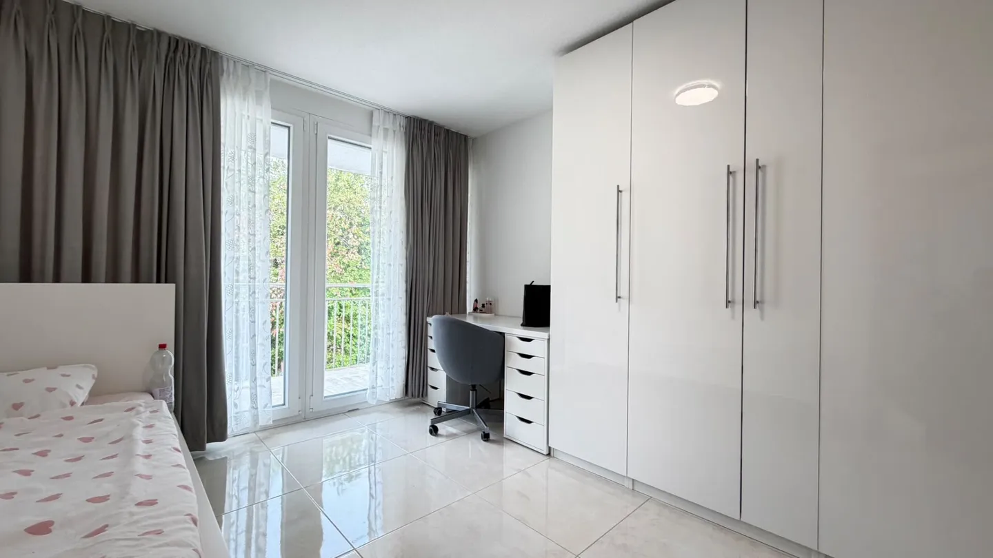 Newly built 6.5 room corner house with plenty of space, terraces, and excellent transport connections - Photo 4 of 15