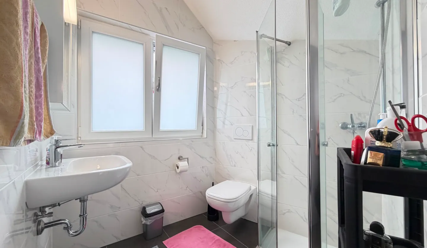 Newly built 6.5 room corner house with plenty of space, terraces, and excellent transport connections - Photo 5 of 15