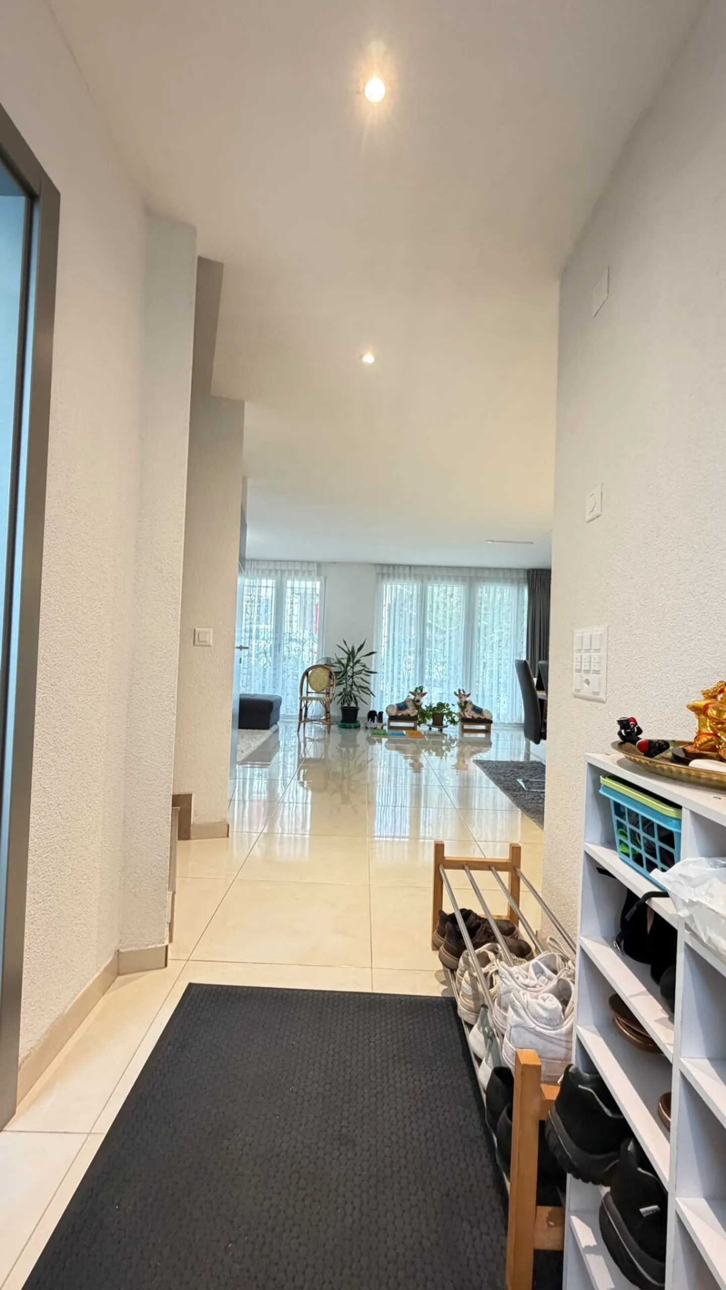 Newly built 6.5 room corner house with plenty of space, terraces, and excellent transport connections - Photo 6 of 15
