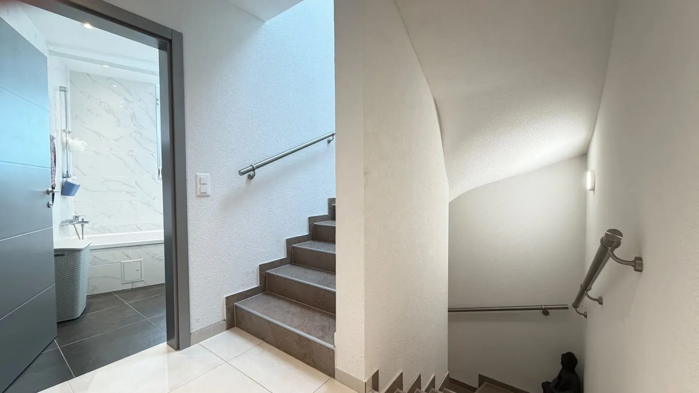 Newly built 6.5 room corner house with plenty of space, terraces, and excellent transport connections - Photo 7 of 15