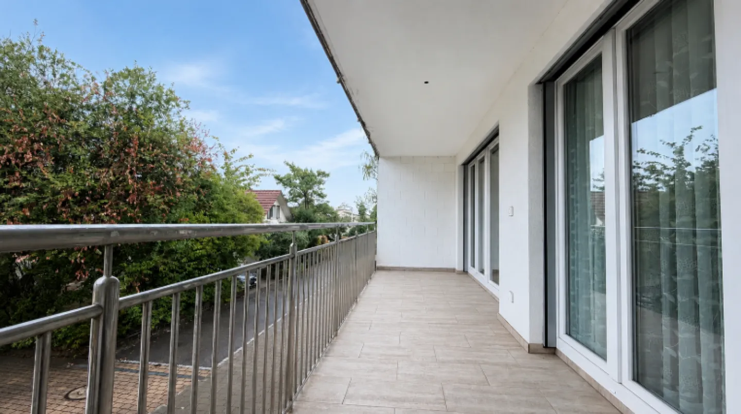 Newly built 6.5 room corner house with plenty of space, terraces, and excellent transport connections - Photo 9 of 15