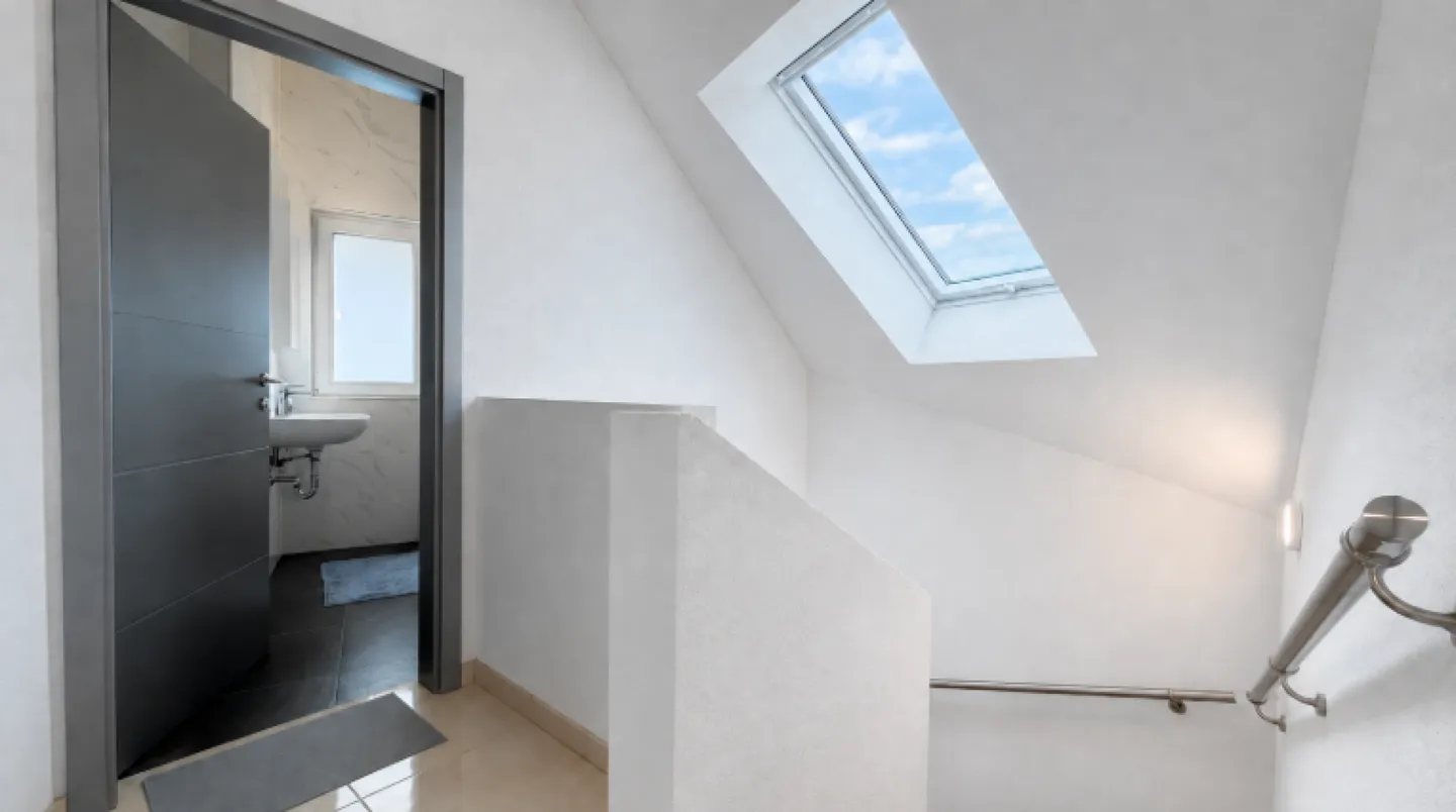 Newly built 6.5 room corner house with plenty of space, terraces, and excellent transport connections - Photo 11 of 15