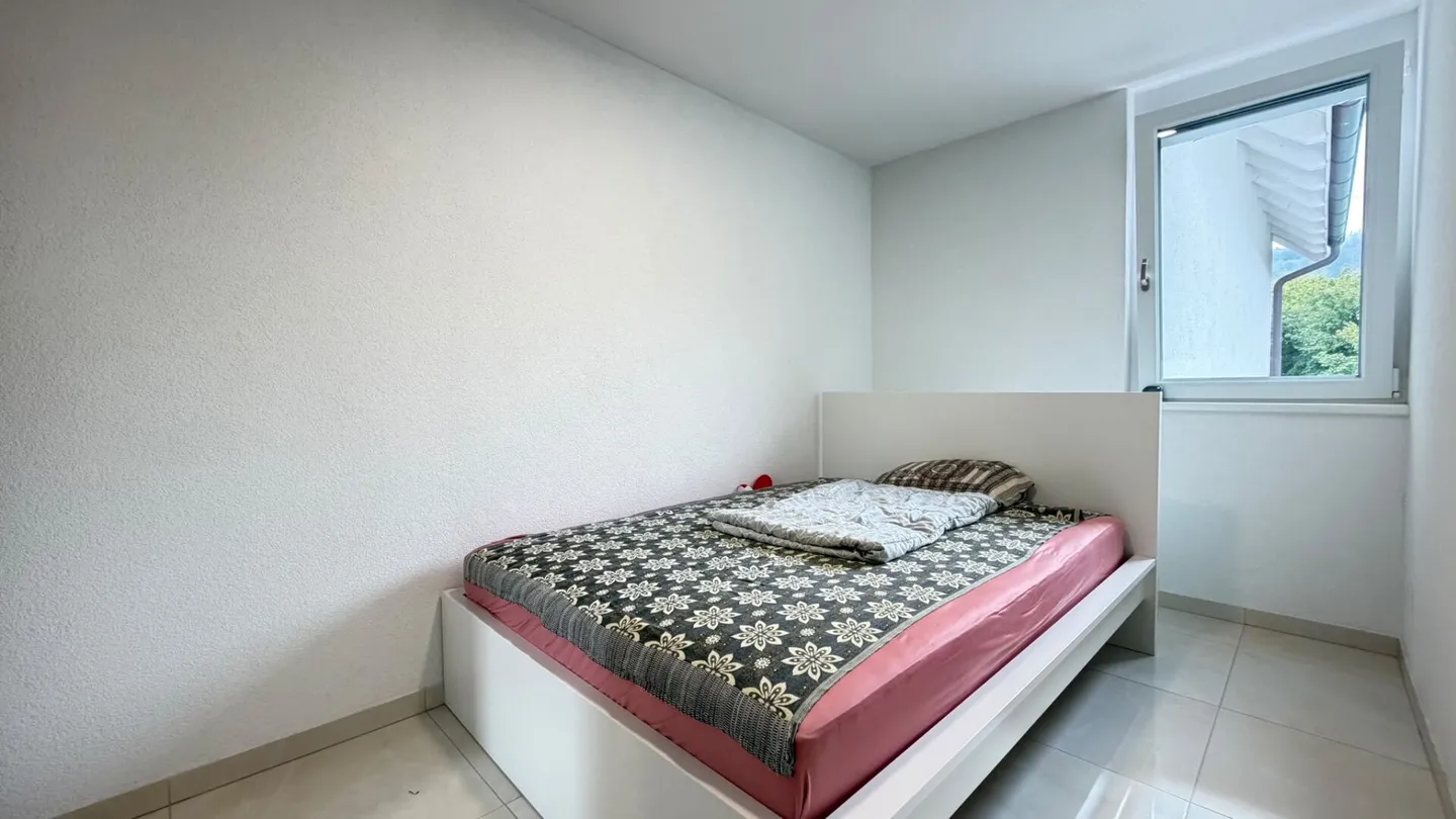 Newly built 6.5 room corner house with plenty of space, terraces, and excellent transport connections - Photo 13 of 15
