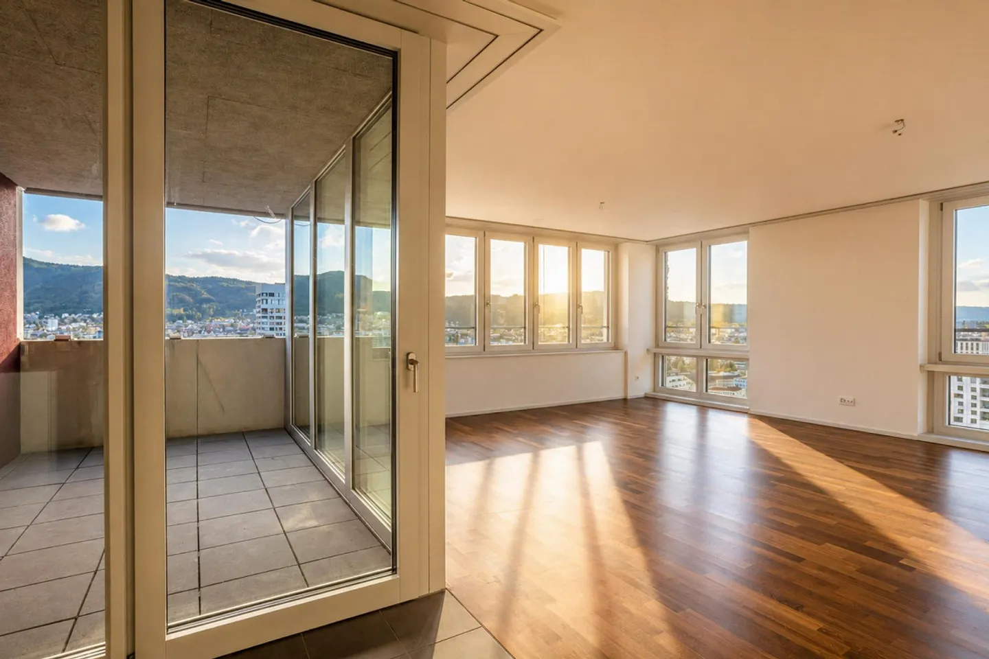 Beautiful 3.5-room apartment 20.21 on the 20th floor in Zurich Altstetten - Photo 1 of 15
