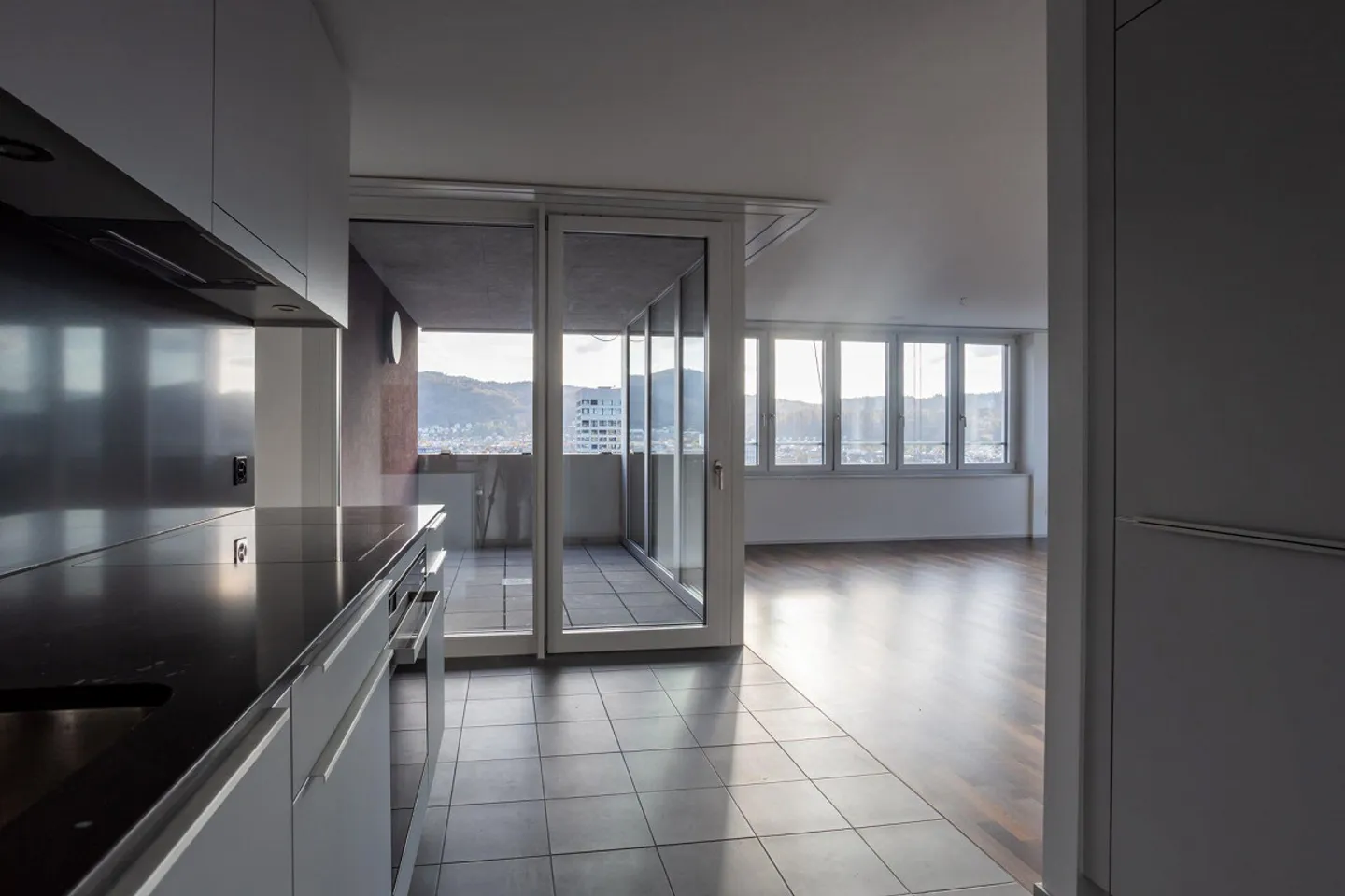 Beautiful 3.5-room apartment 20.21 on the 20th floor in Zurich Altstetten - Photo 4 of 15