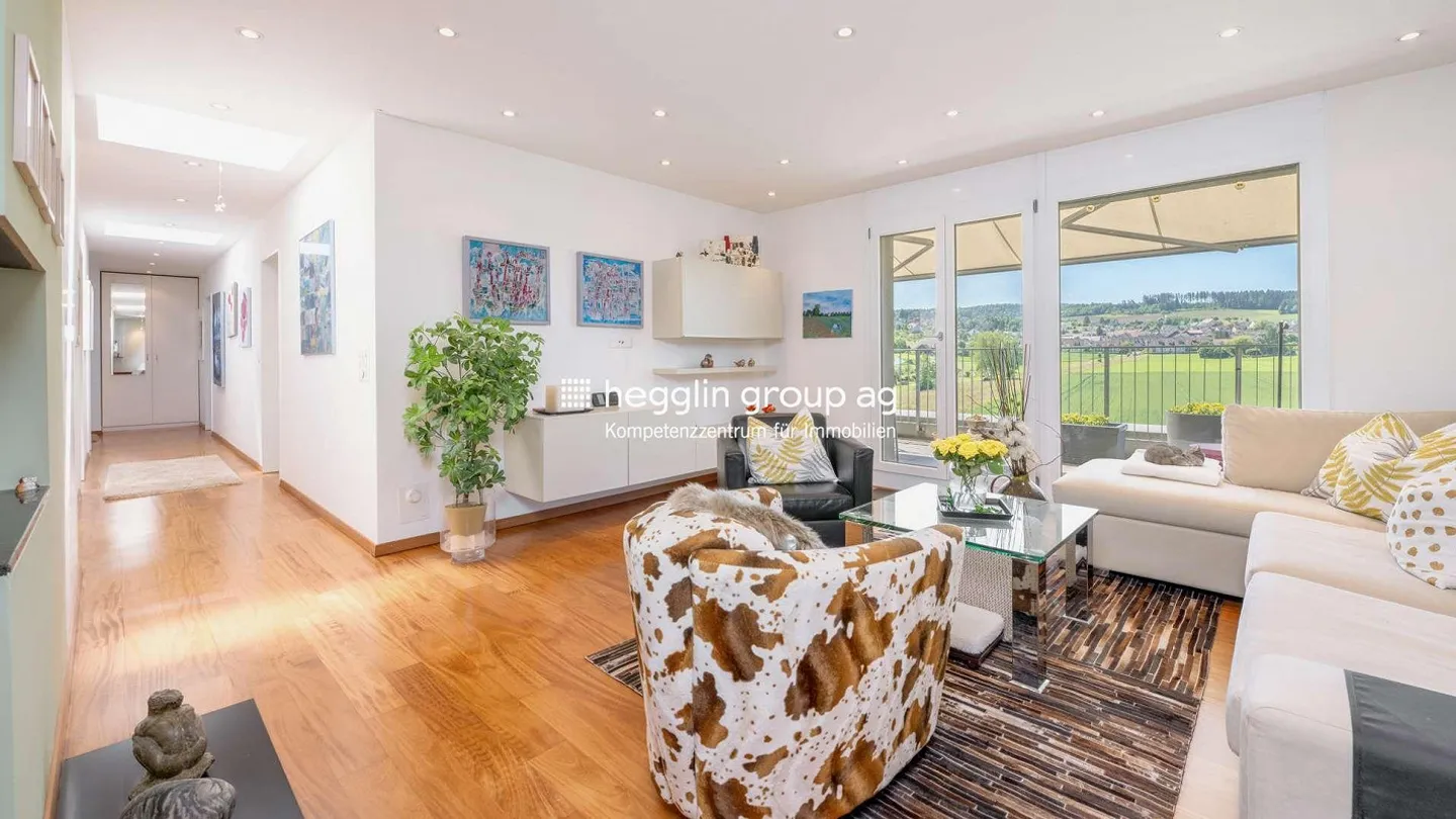 One-time purchase price: Penthouse apartment under residential rights far below market price - Photo 2 of 13