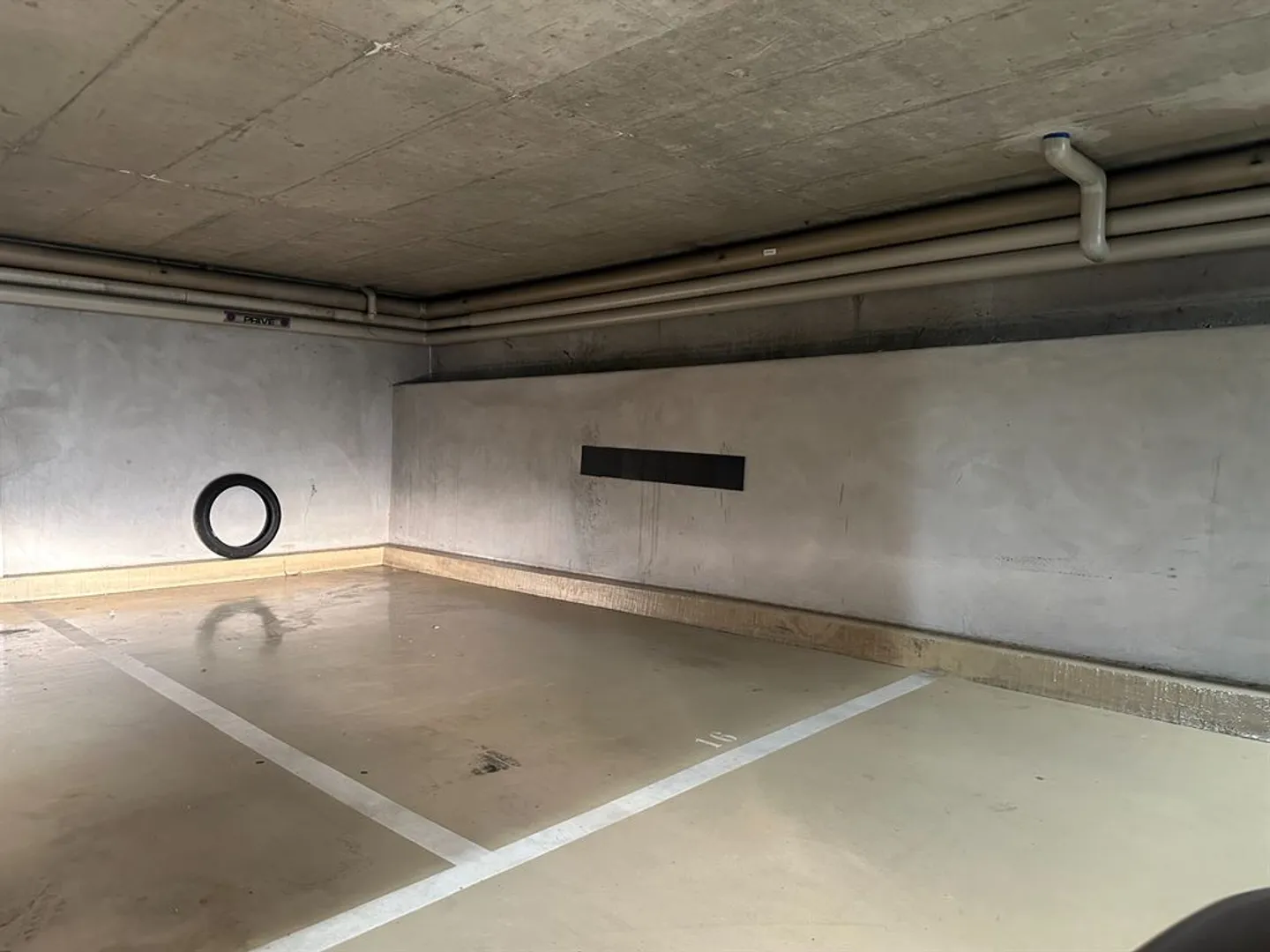 Parking space in indoor area - 1st basement - Eaux-Vives - Available immediately - Photo 2 of 3