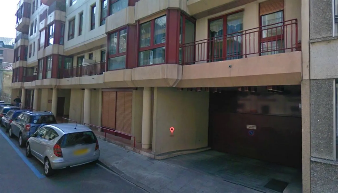 Parking space in indoor area - 1st basement - Eaux-Vives - Available immediately - Photo 1 of 3