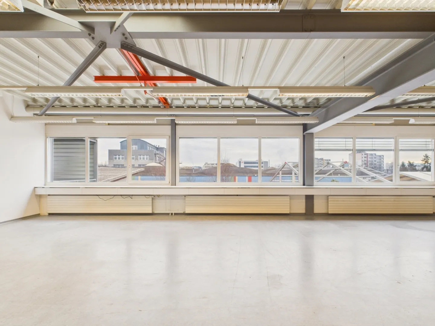 Vielseitig nutzbare Gewerbeliegenschaft mit Büro- und Lagerflächen in Nänikon - Foto 1 von 13