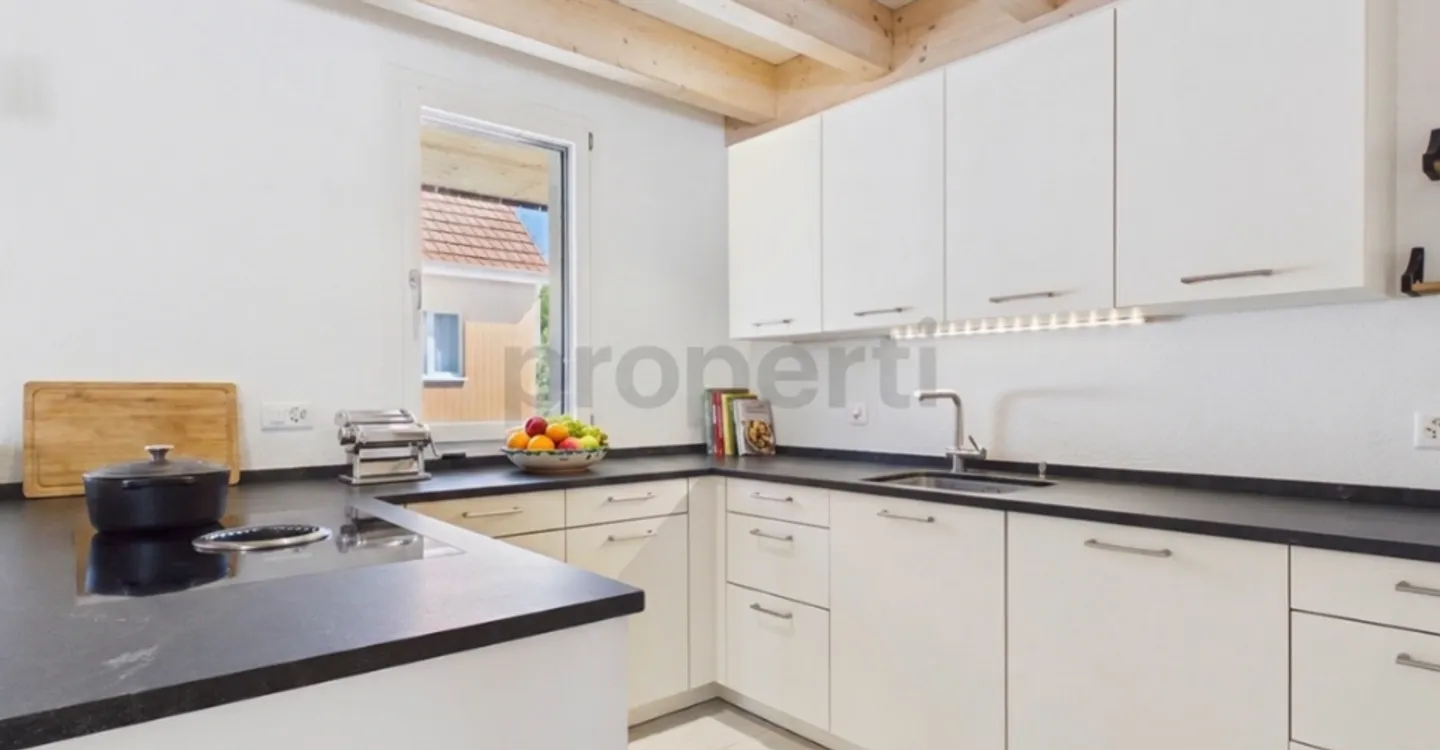Stylish Loft-Style Townhouse - Photo 4 of 9