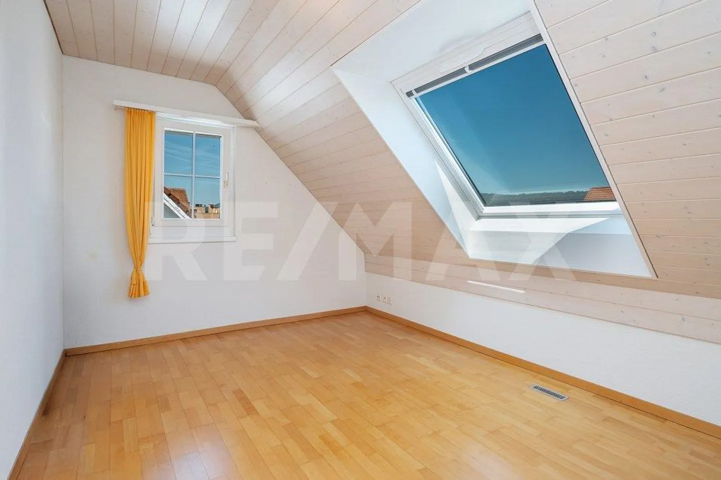 Spacious living experience with attic flair - Quality of life on two levels! - Photo 8 of 13