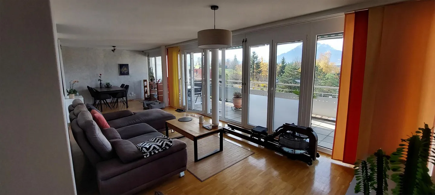 Grosszügige und helle 2.5 - Zimmerwohnung - Foto 2 von 9