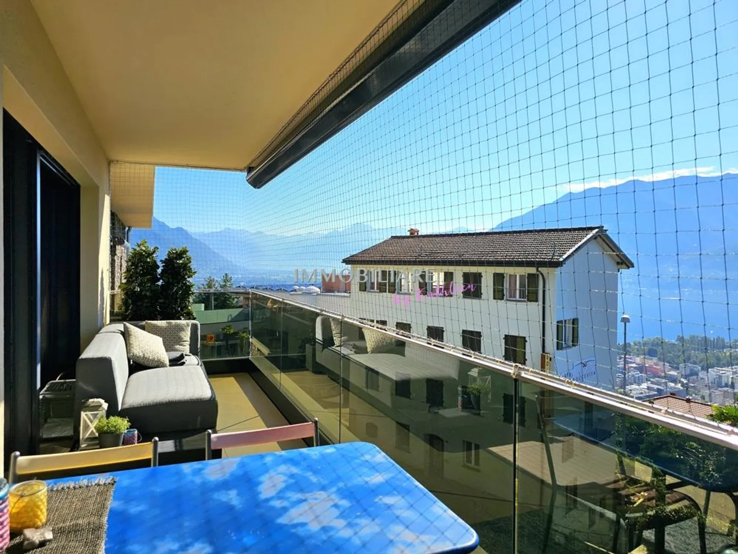 2.5-Room Apartment with Lake View and Sun Terrace - Like New and Comfortable... - Photo 3 of 14