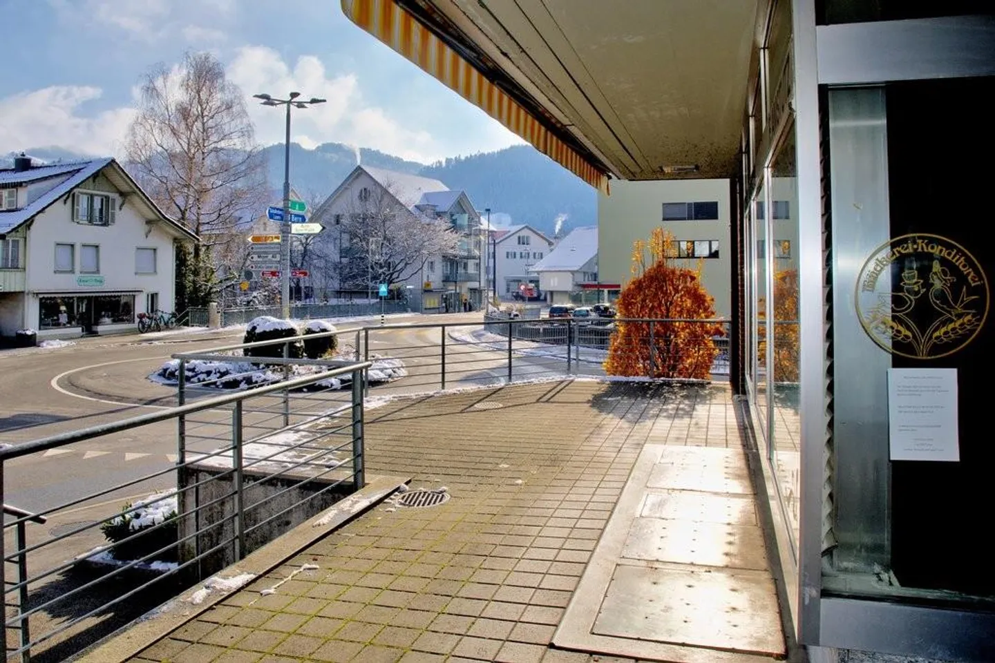 Spazio commerciale attraente con grande potenziale da affittare o acquistare - Foto 8 di 9