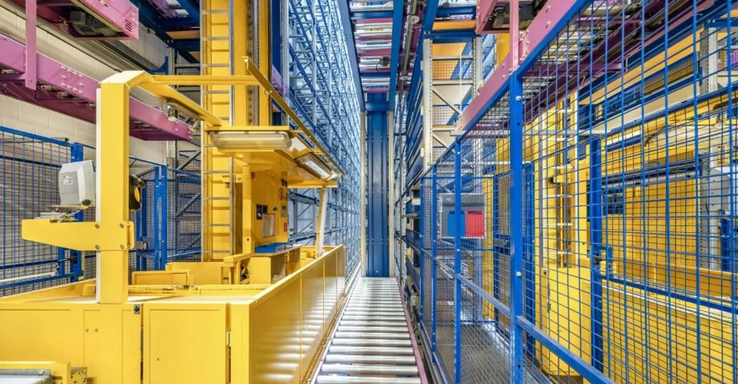 Magazzino a grande altezza semi-automatico con circa 2.200 posti pallet standard in affitto a lungo termine - Foto 1 di 5