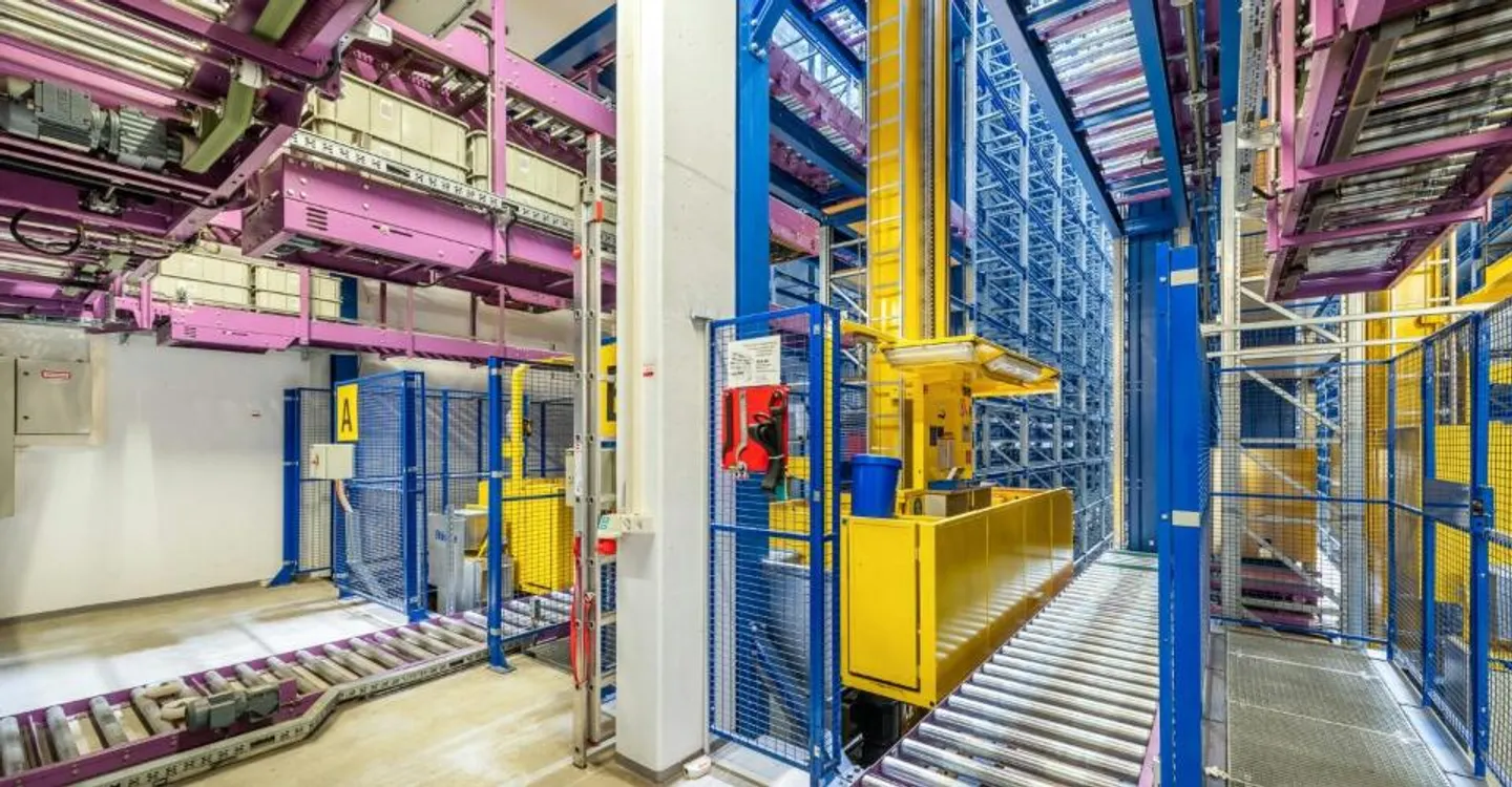 Magazzino a grande altezza semi-automatico con circa 2.200 posti pallet standard in affitto a lungo termine - Foto 2 di 5