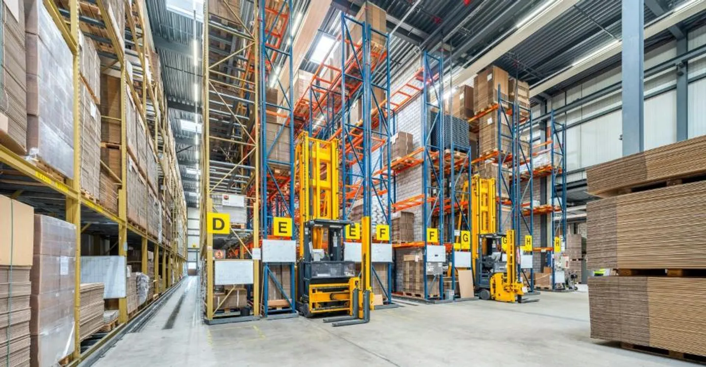 Magazzino a grande altezza semi-automatico con circa 2.200 posti pallet standard in affitto a lungo termine - Foto 3 di 5