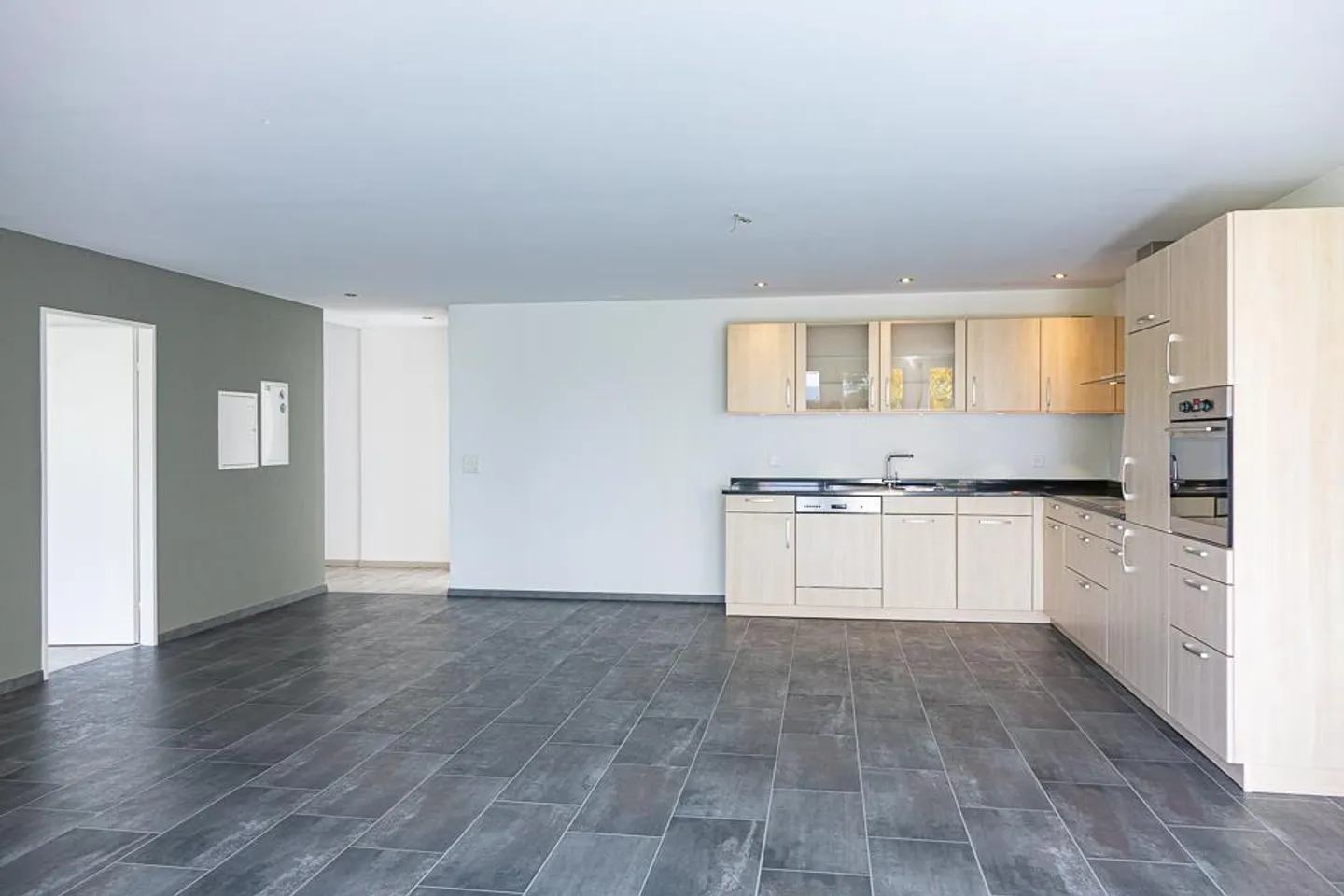 Ampio appartamento nella zona est della città - Foto 3 di 10