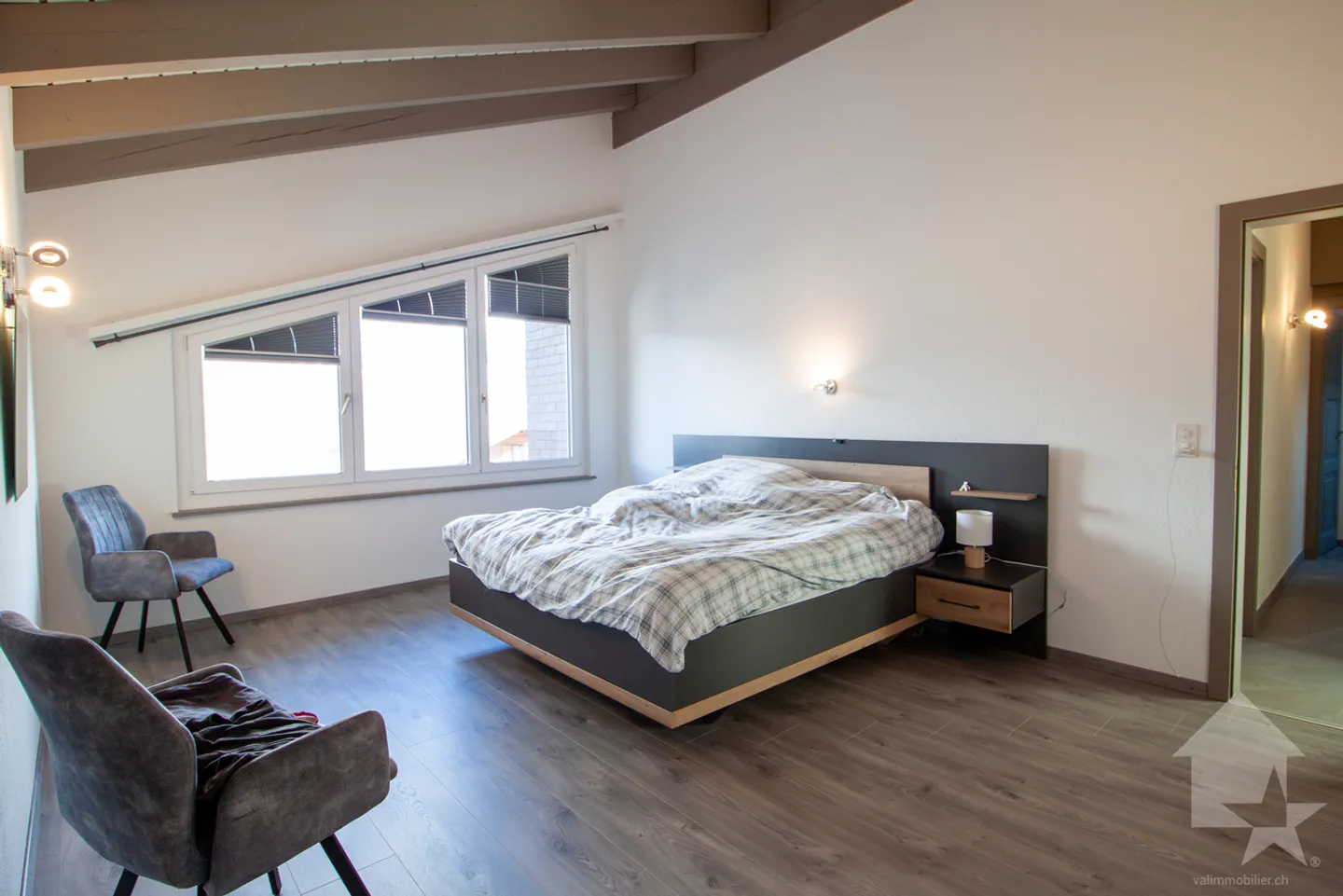 Stunning 4.5-room apartment of 115 m2 on the top floor - Photo 2 of 13