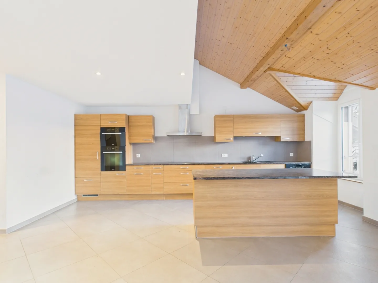 Geräumige 6-Zimmer-Wohnung mit Balkon in Valangin - Foto 2 von 13