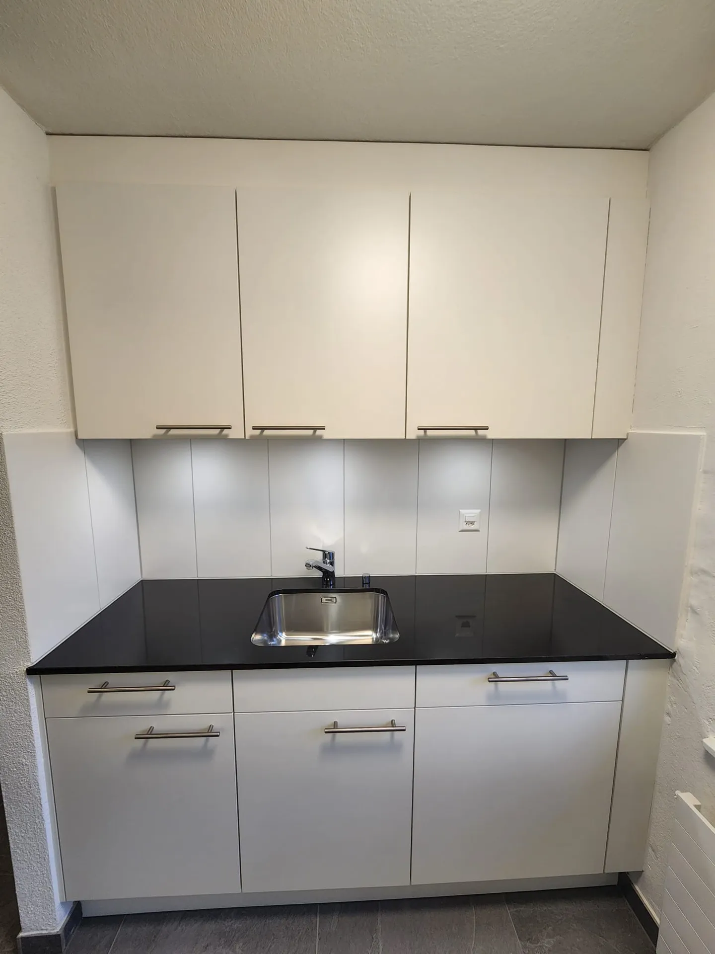 Charming Apartment with Balcony - Photo 6 of 10