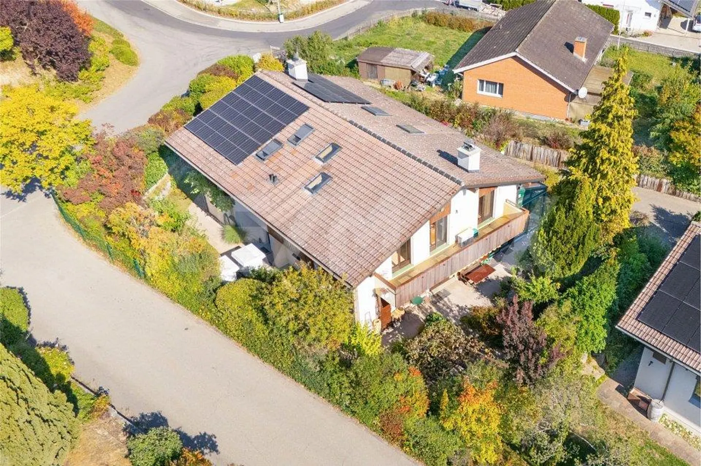 Casa familiare con molto comfort, idillio da giardino e doppio garage - Foto 3 di 13
