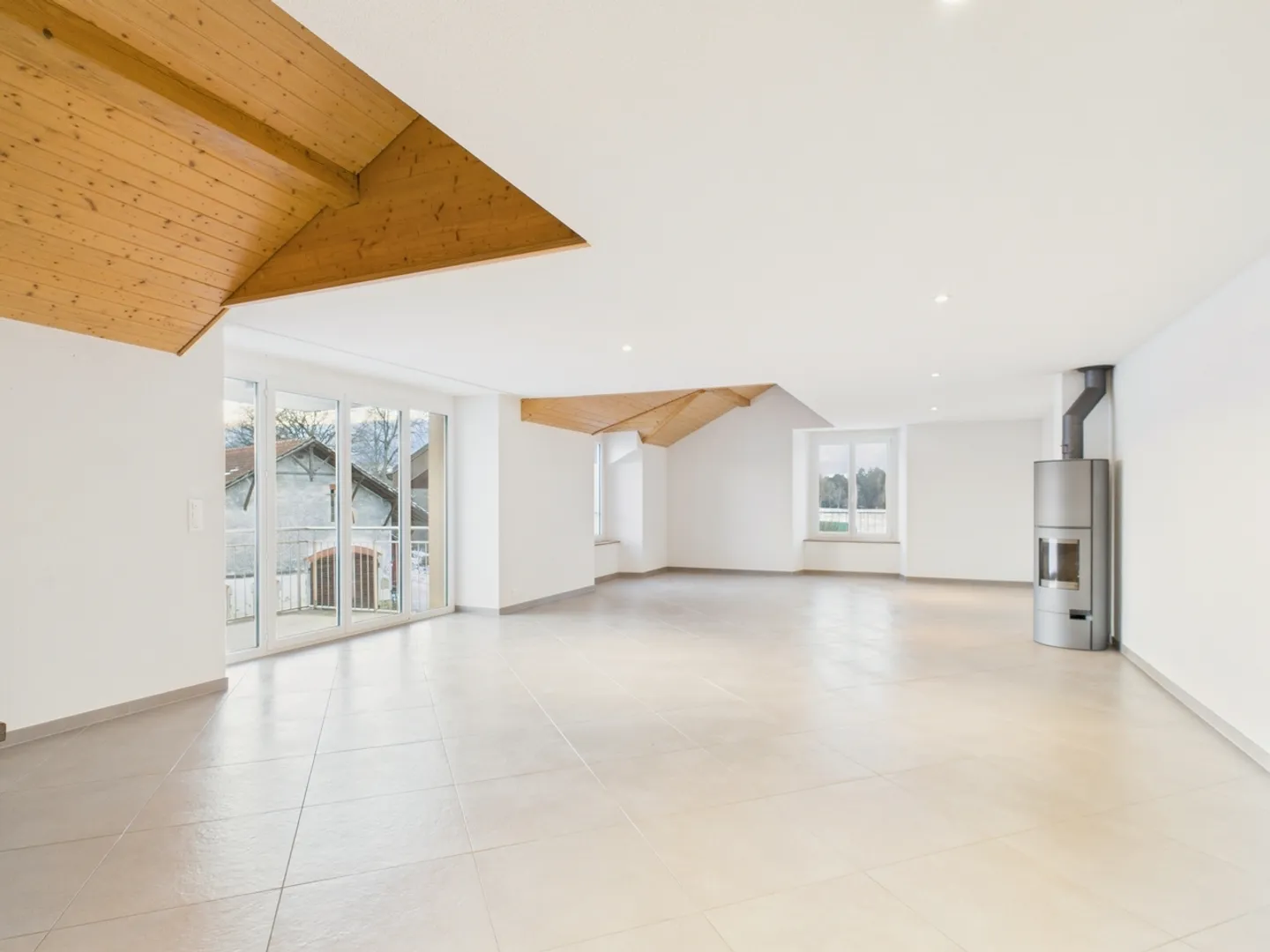 Geräumige 6-Zimmer-Wohnung mit Balkon in Valangin - Foto 1 von 13