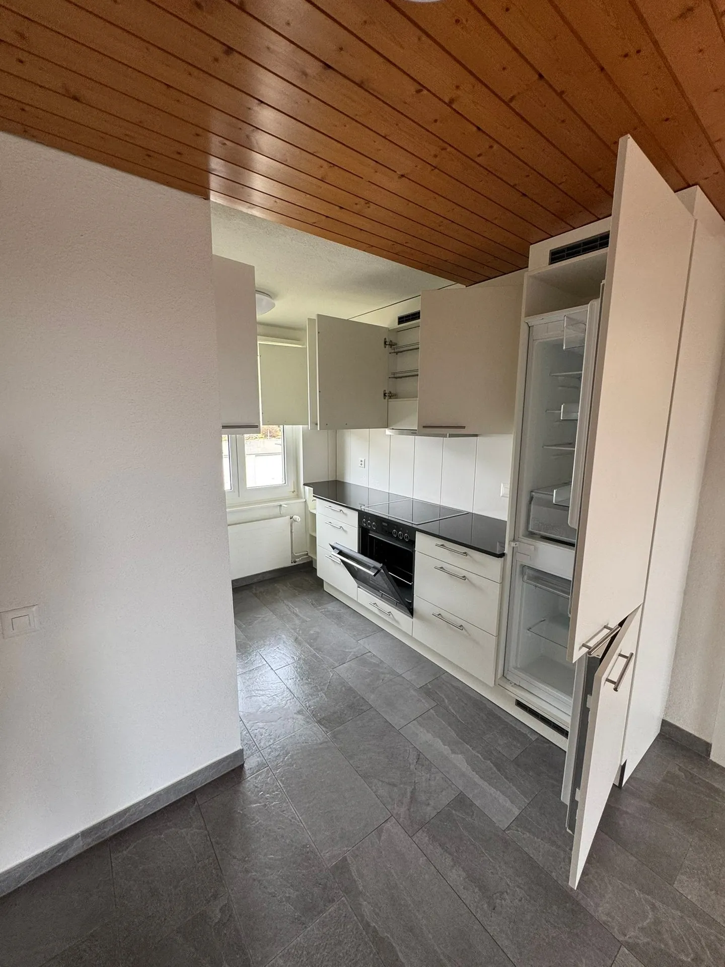 Charming Apartment with Balcony - Photo 5 of 10