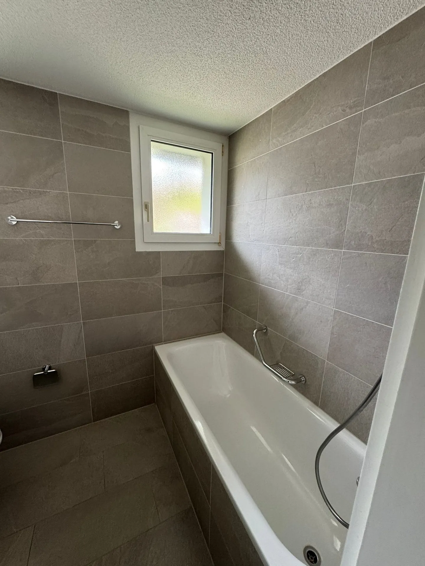 Charming Apartment with Balcony - Photo 8 of 10