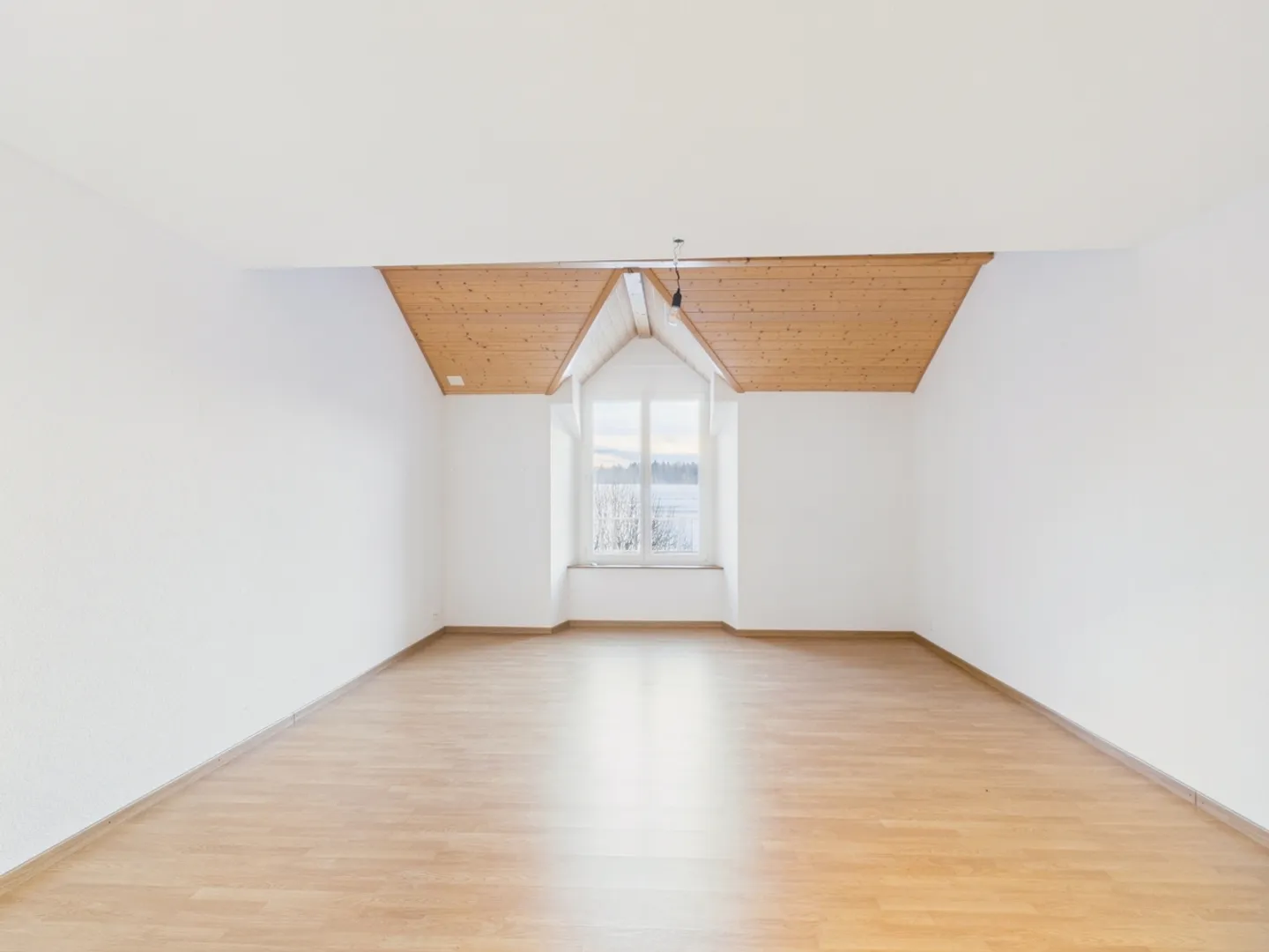 Geräumige 6-Zimmer-Wohnung mit Balkon in Valangin - Foto 5 von 13