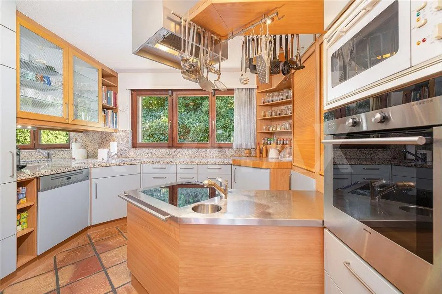 Casa familiare con molto comfort, idillio da giardino e doppio garage - Foto 12 di 13