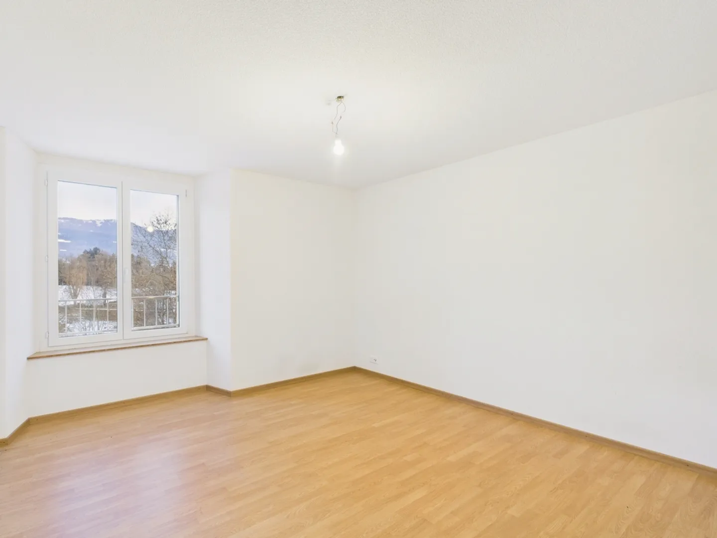 Geräumige 6-Zimmer-Wohnung mit Balkon in Valangin - Foto 7 von 13