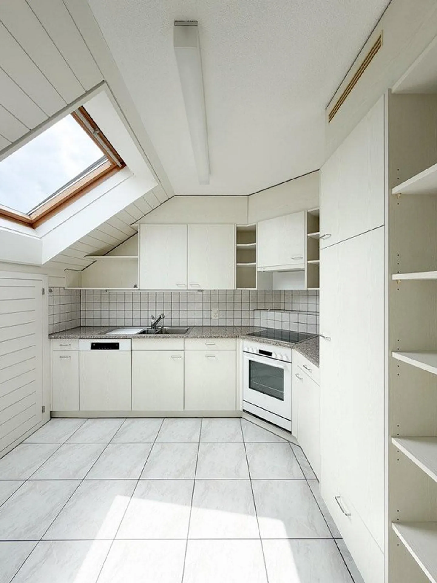 Appartement sous les toits charmant - Photo 2 sur 12