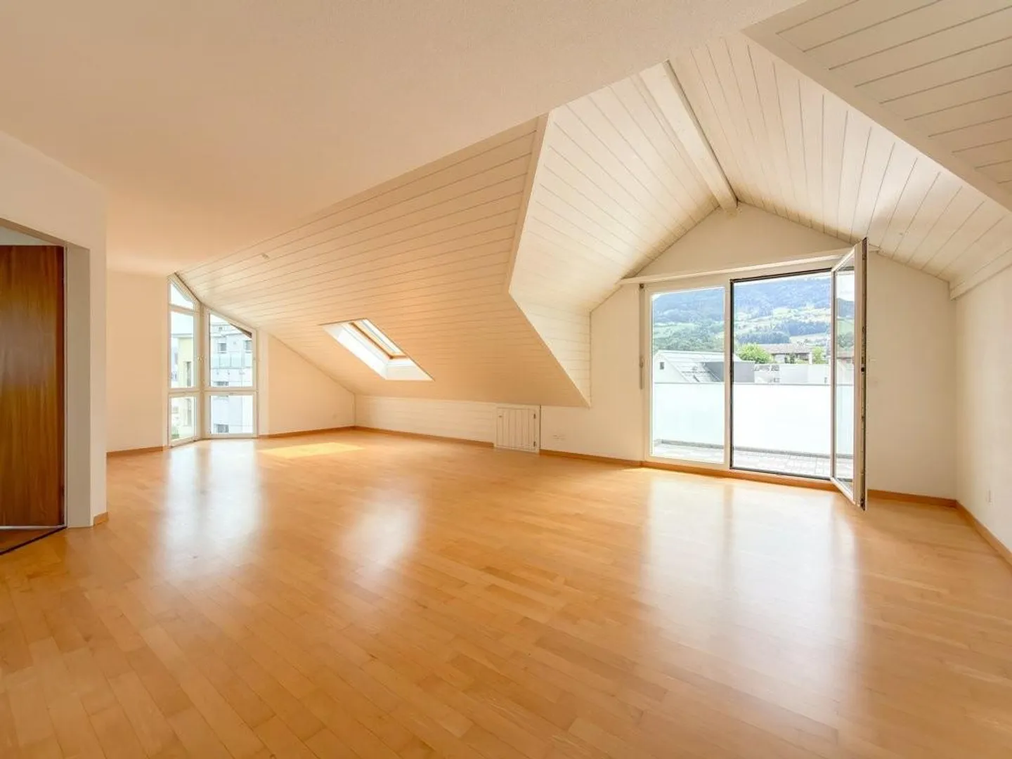 Appartement sous les toits charmant - Photo 3 sur 12