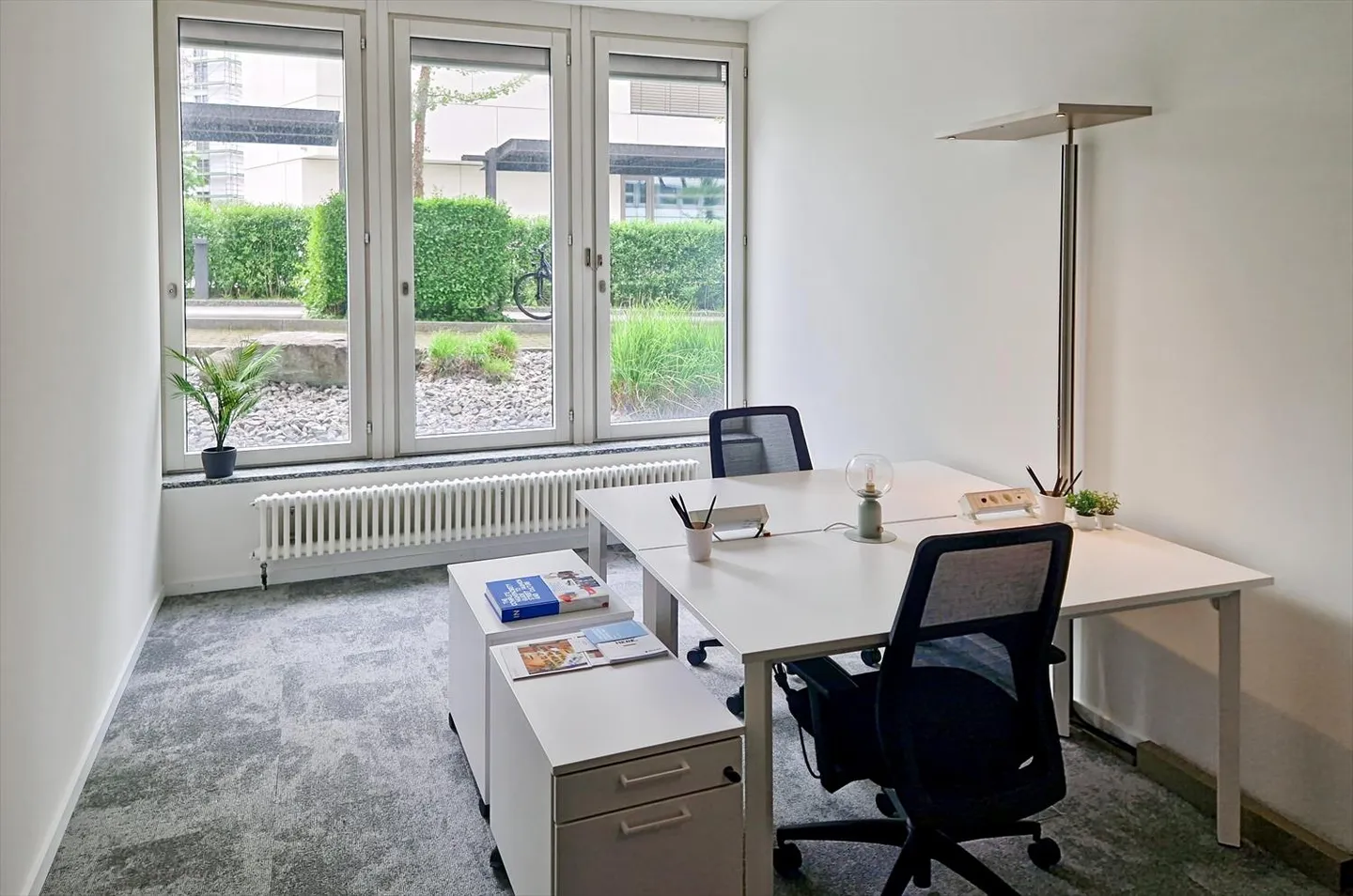 Bureaux sur mesure, de rêve pour 2 personnes dans Spaces Z.ONE - Photo 2 sur 11