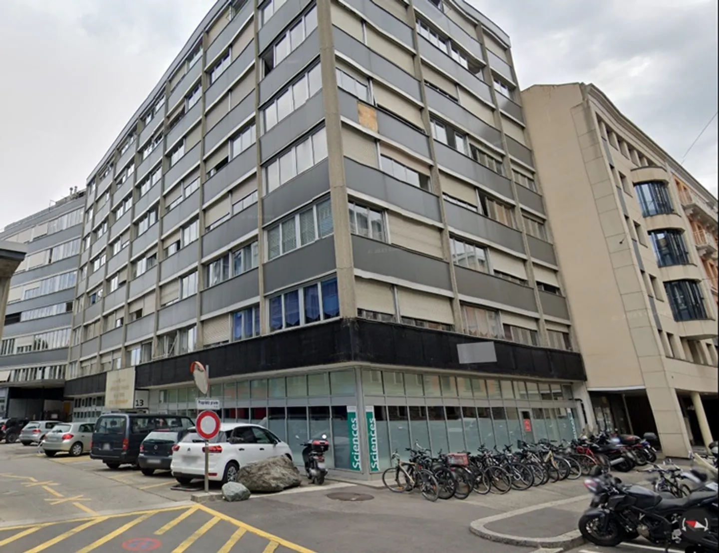 Place de parking située en extérieur. Plusieurs places sont disponibles. - Photo 1 sur 1