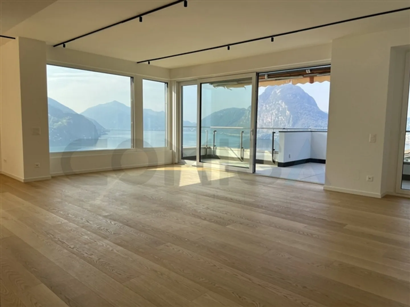 «CRACKER
Wunderschön renoviertes 4,5-Zimmer-Penthouse
Blick auf den See» - Foto 2 von 2