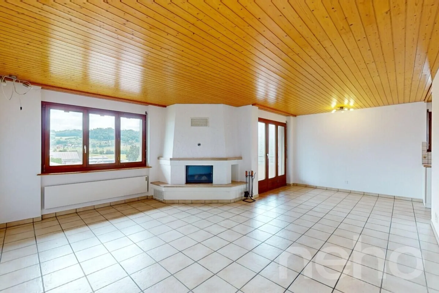 Appartamento luminoso di 4,5 locali con vista, camino e due posti auto - Foto 2 di 11